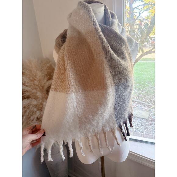 Lucky Brand Fall Plaid Fringe Blanket Scarf Warm Gray & Cream Winter - Picture 2 of 5